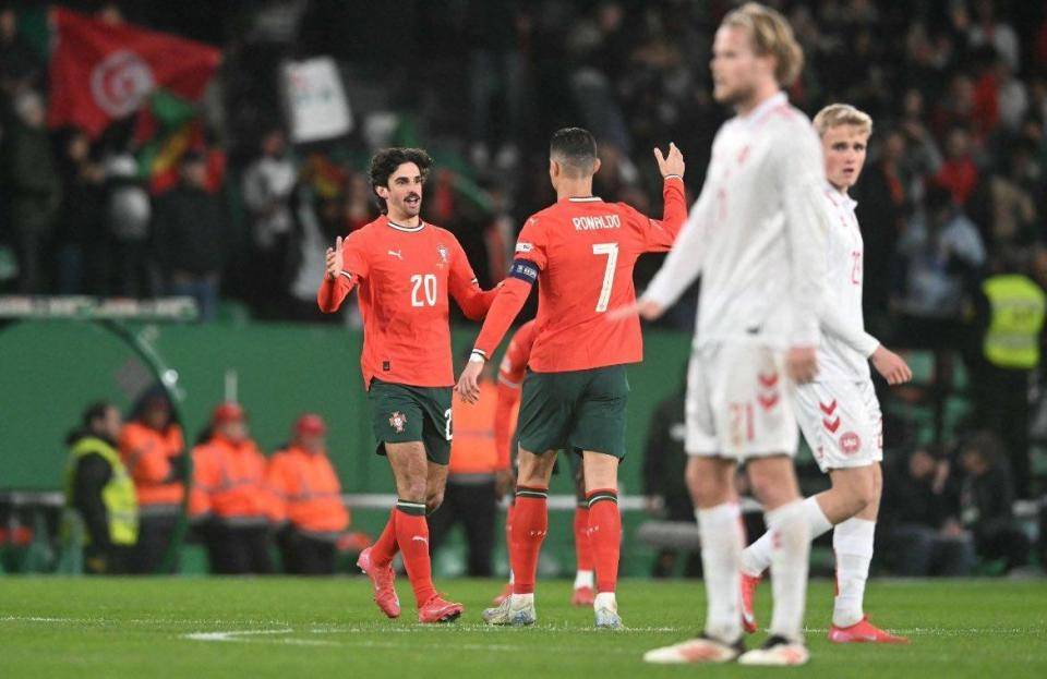 包含AC米兰战胜曼城，豪取晋级欧国联四强的词条