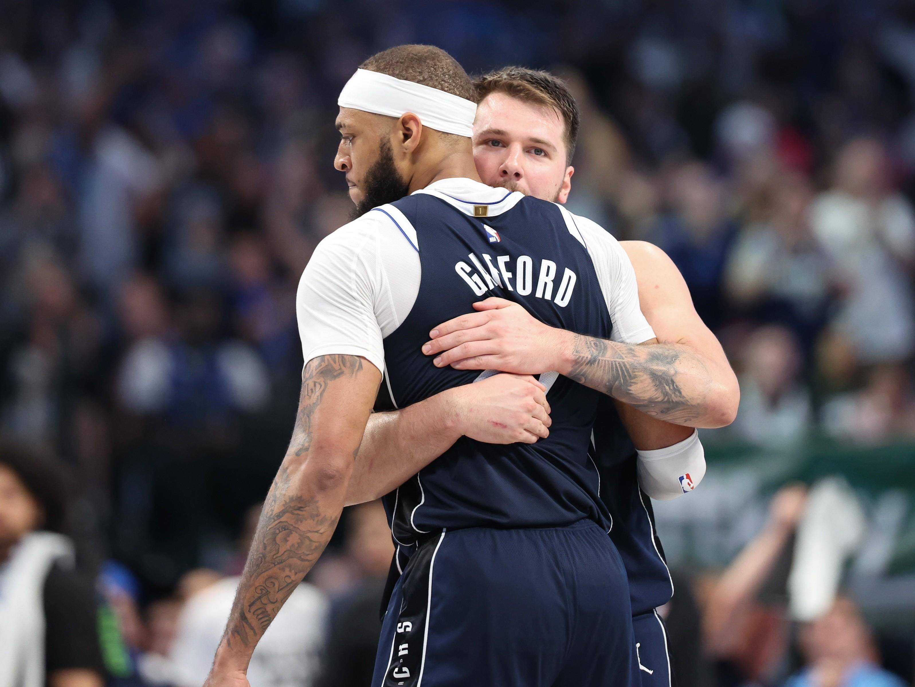 篮球巨星亲临踢馆:与球迷现场互动赢得欢呼的简单介绍 篮球巨星亲临踢馆:与球迷现场互动赢得欢呼的简单介绍