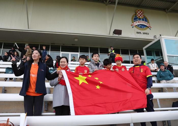 包含精彩比赛瞬间，球迷热情加油助威的词条