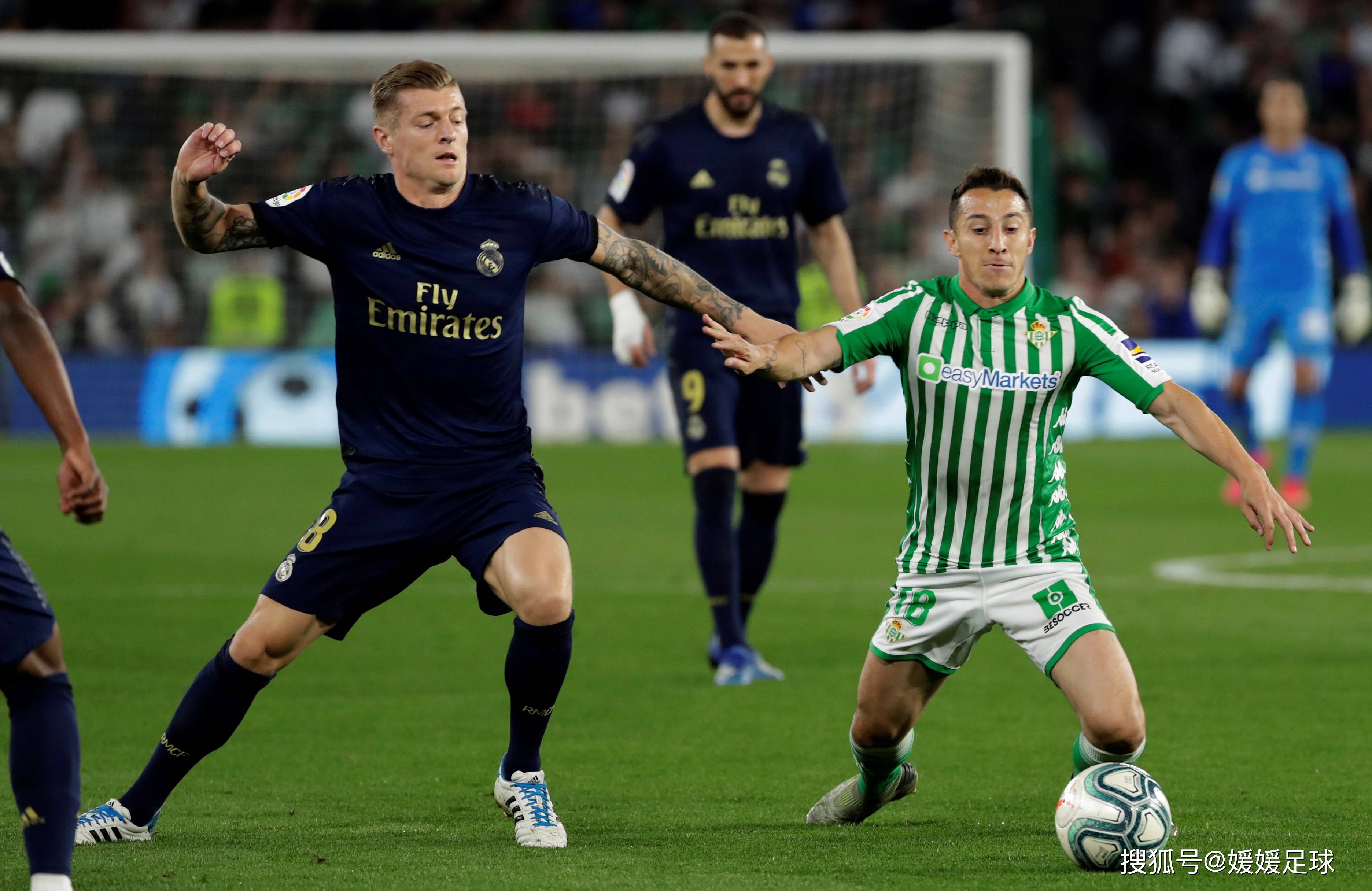 包含激烈的足球竞技，双方实力均衡，场面火爆的词条