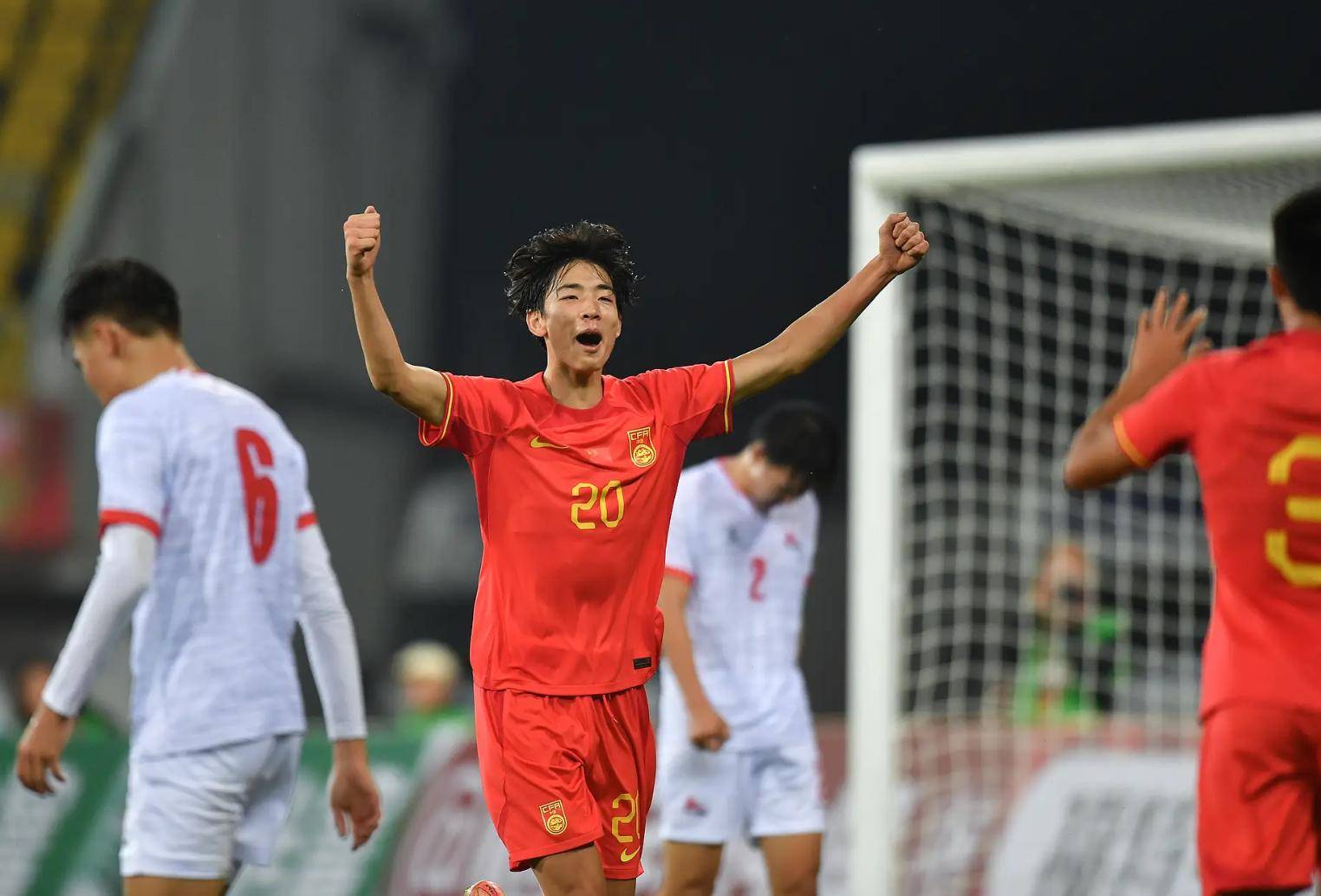 九游体育官网入口-缺席关键球员，球队临危不惧惊险过关的简单介绍