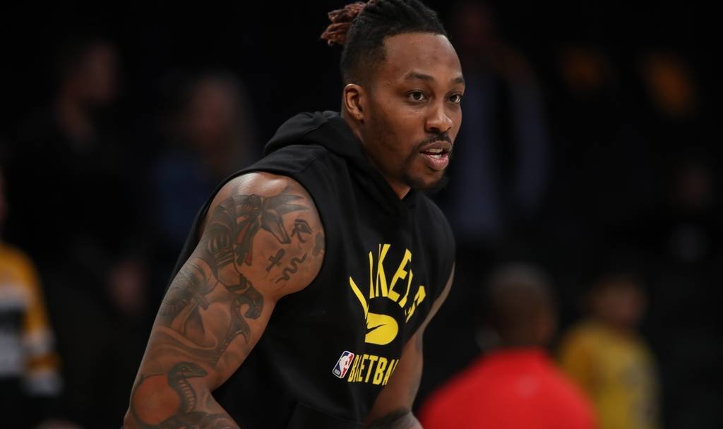 九游体育-霍华德因伤退出季后赛，湖人内线受到打击