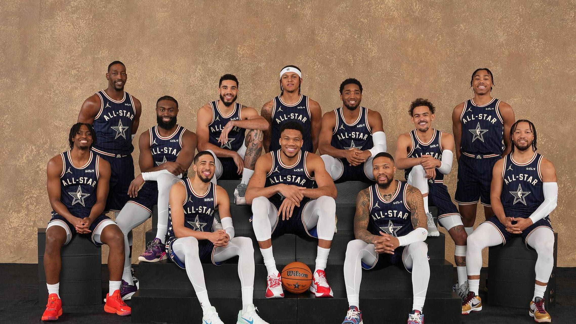 篮球明星赛吸引球迷狂欢,场场精彩对决的简单介绍 篮球明星赛吸引球迷狂欢,场场精彩对决的简单介绍