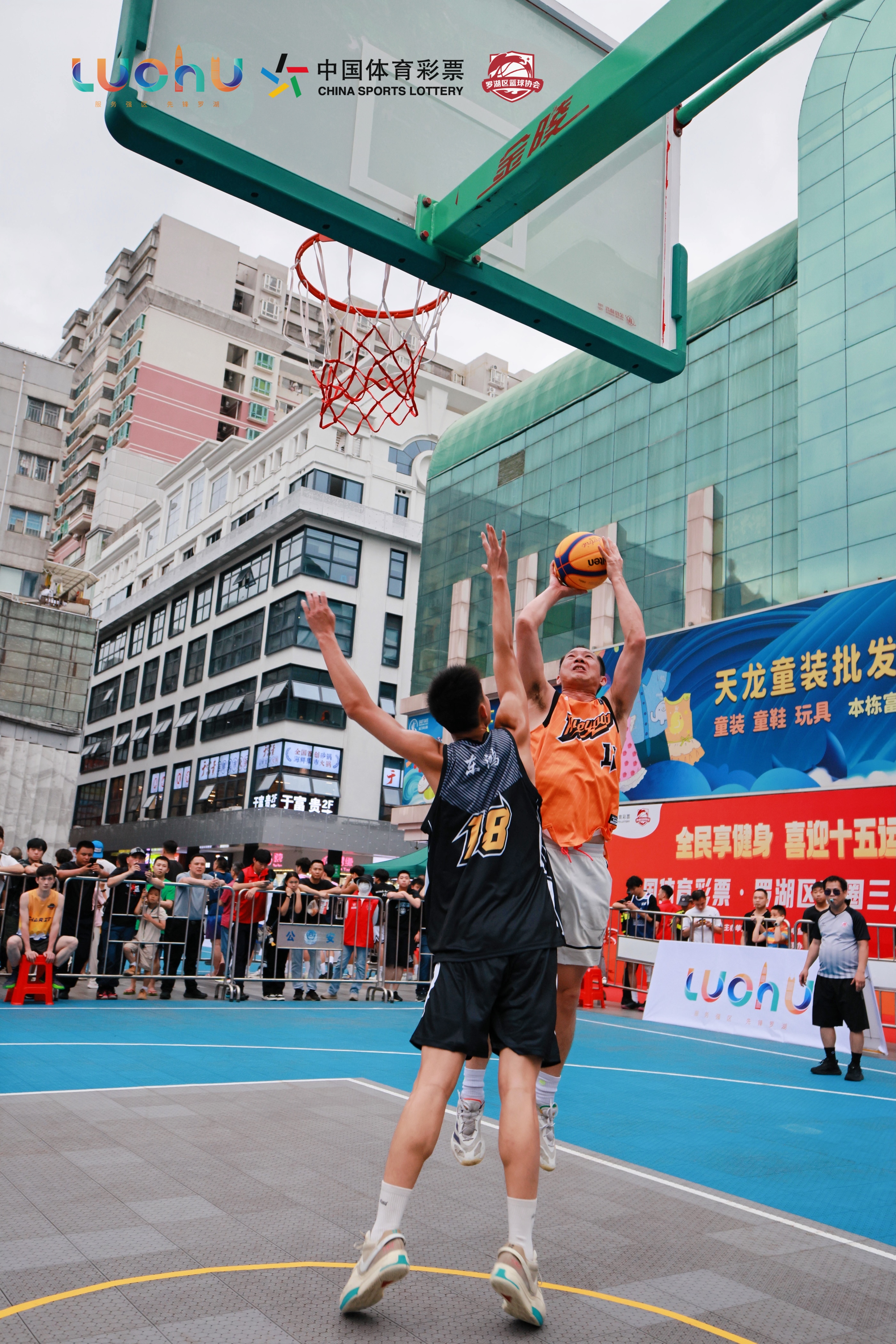 包含深圳队在客场比赛中展现出团队拼搏精神的词条