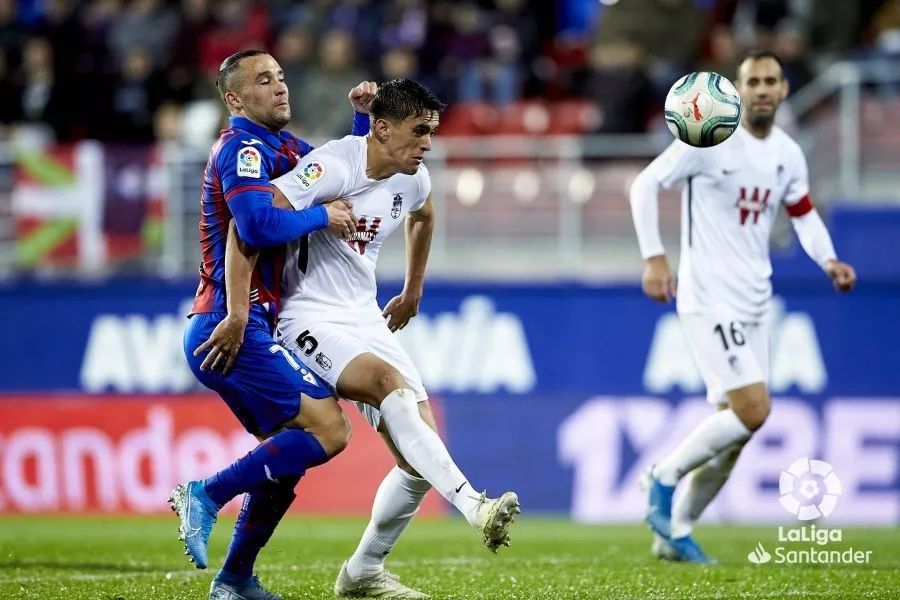 九游体育官方入口-格拉纳达中场突破进球，帮助球队赢得关键战役