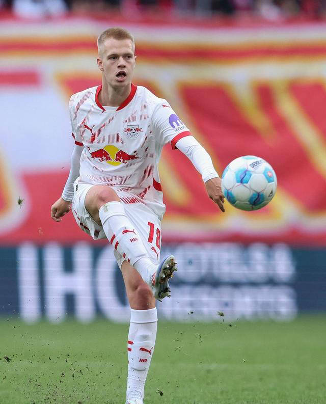 包含RB莱比锡凭借进攻火力赢得关键比赛，反超对手的词条