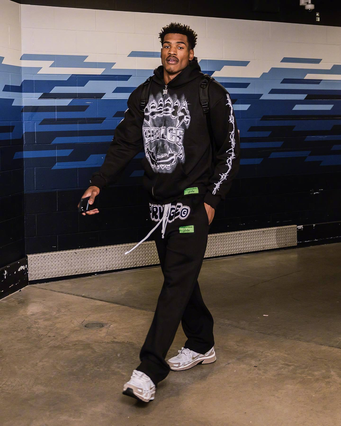 九游体育入口-足球明星个人形象街拍外出，引发关注的简单介绍